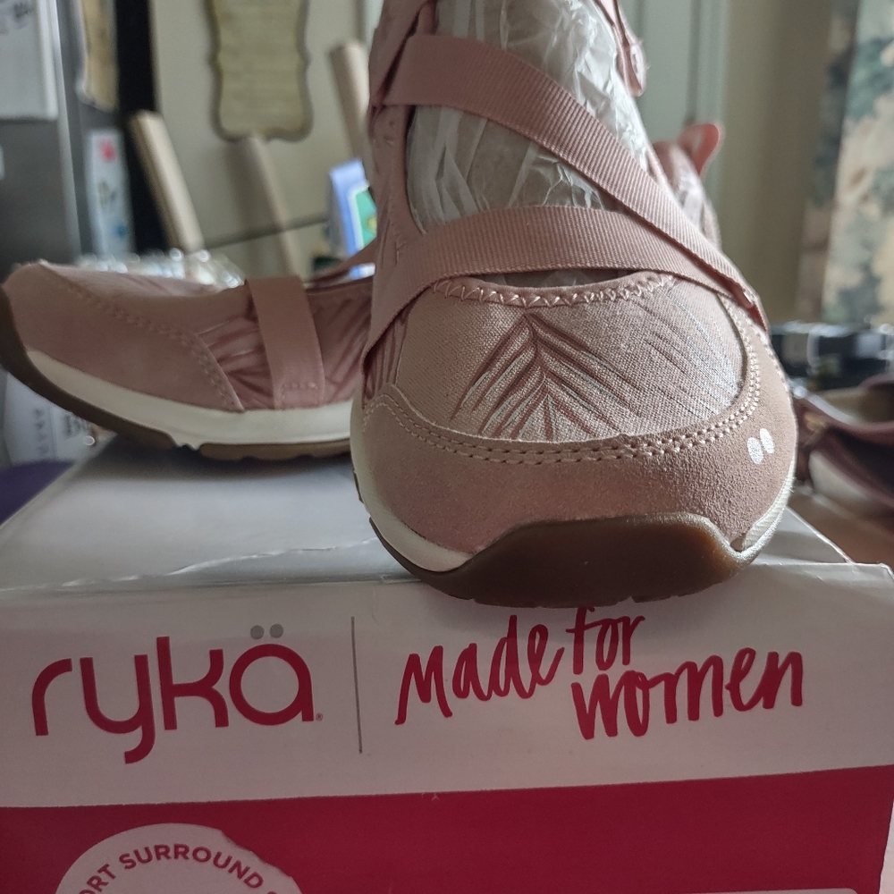 NWOT!! Ryka Walking Shoe